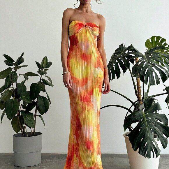 Multicolor Romantic Women's Strapless Fitted Knee-Length Pleated Dress - Picture 4 of 9